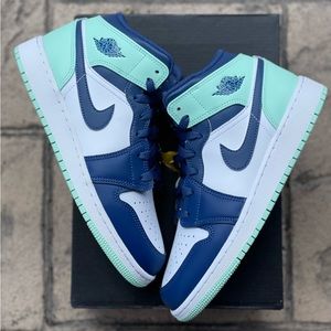 Jordan 1 mid mint navy size US 6Y / women’s 7.5